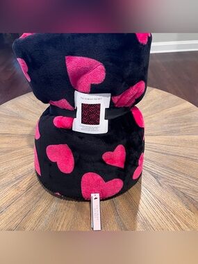 NWT VICTORIA’S SECRET BLACK & PINK HEART VALENTINES PLUSH THROW BLANKET 50”x60”